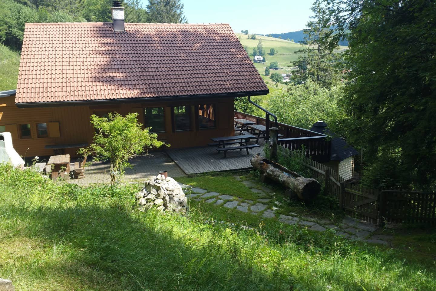 Das Berghaus am Waldrand mit Terrasse und Blick ins Tal