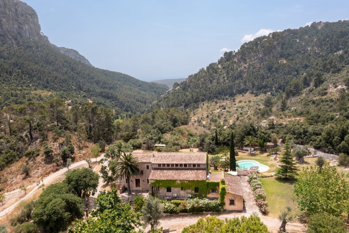 Die Finca am Fuß der Berge, das Tal öffnet sich bis zum Meer