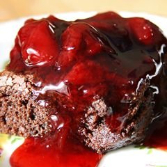 Ein Stück Schwarzwälder Kirschtorte, die Kirschen zerlaufen auf dem Teller
