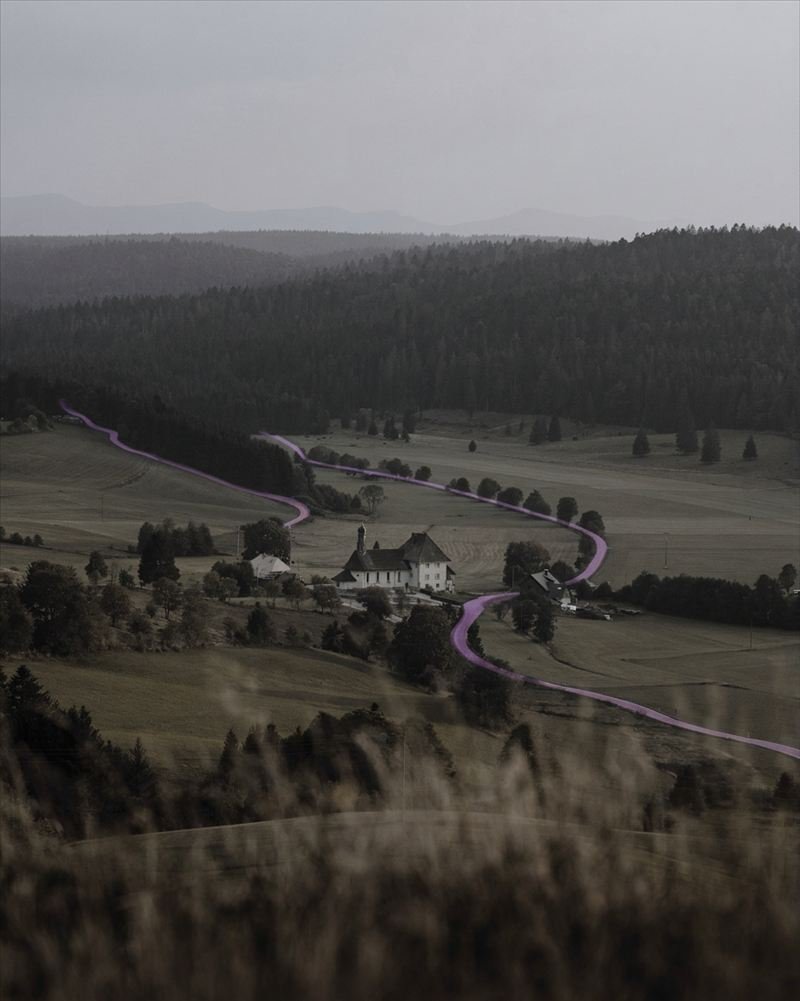 Ein violetter Trail zieht in weiten Bögen an einer Kapelle vorbei durch die Wiesen und dunklen Wälder des Hochschwarzwalds